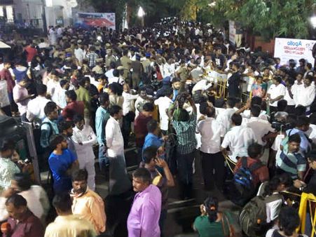 మోడీ ఆరా, ప్రణబ్ ట్వీట్: 'జయ మా అమ్మ, ఆమె మమ్మల్ని వదిలి వెళ్లదు'