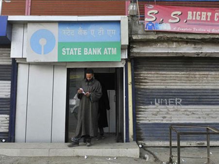 అక్కడ ఏటీఎంలలో డబ్బులున్నాయ్.. కానీ జనమే లేరు!