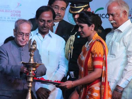 శీతాకాల విడిది: హైదరాబాద్‌కు చేరుకున్న రాష్ట్రపతి, కేసీఆర్ పాదాభివందనం