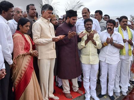 జేసీబీ నడిపిన చంద్రబాబు: బాలకృష్ణ హ్యాపీ(పిక్చర్స్)