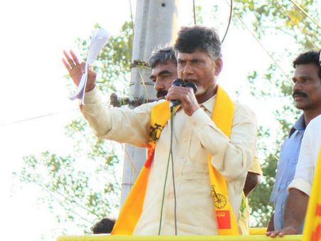అదీ మర్యాద!: చంద్రబాబుకు 'ప్రసాదం' సెంటిమెంట్, ఎక్కడకెళ్లినా వెంటే