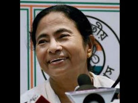 ఆమె ఇప్పటికీ హావాయ్ చెప్పులు వేసుకొంటుంది, కాటన్ చీరెలే కడుతోంది, నేను నేలపై పడుకొంటాను