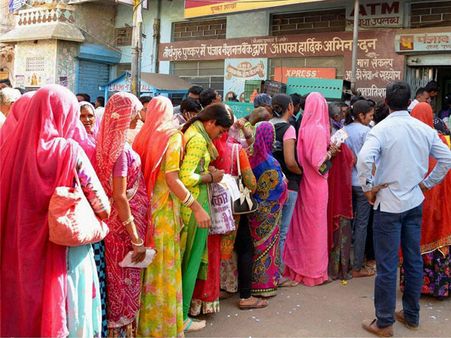 ‘పెద్ద’ కష్టం: బ్యాంకు క్యూలోనే బిడ్డకు జన్మనిచ్చిన మహిళ