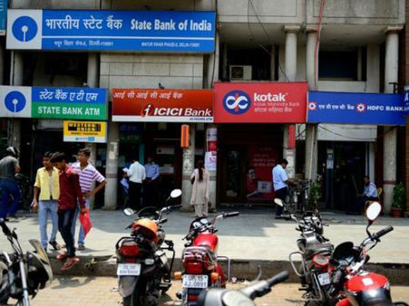 బ్యాంకర్ల బ్లాక్ దందా: డిపాజిట్ చేసేముందు తస్మాత్ జాగ్రత్త!