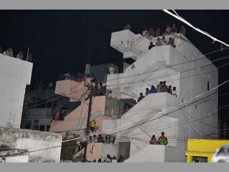 కూలీలు నిద్రిస్తుండగా: నానక్‌రాంగూడలో కూలిన ఏడంతస్తుల బిల్డింగ్, ఇవే కారణమా?