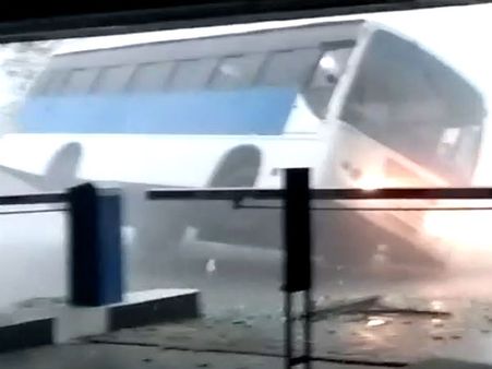 వార్దా తుఫాను ఎఫెక్ట్: బస్సు ఎలా కిందపడిందో చూడండి (వీడియో)