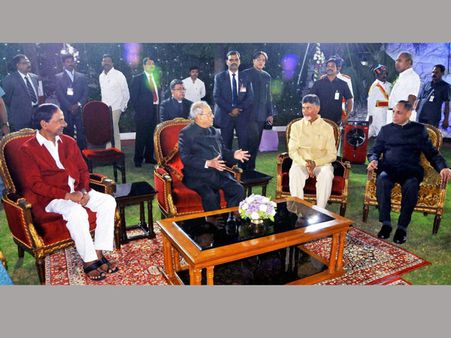 మోడీ విప్పారు: నోట్ల రద్దుపై చంద్రబాబుతో కెసిఆర్, వారితో సానియా ఫొటో