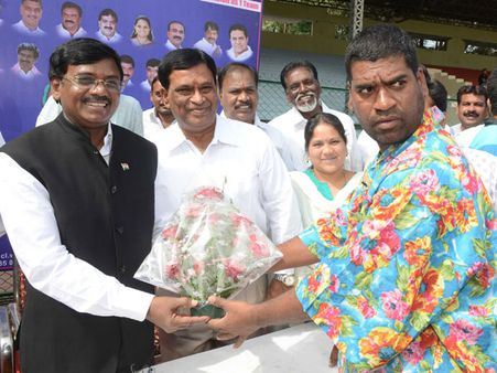 క్రికెట్ ఆడిన బిత్తిరి సత్తి.. ఫన్నీ బౌలింగ్‌తో అదుర్స్ (ఫోటోలు)