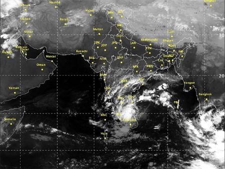 తుఫానుగా మారిన వాయుగుండం: ఆంధ్రకు వార్ధా ముప్పు