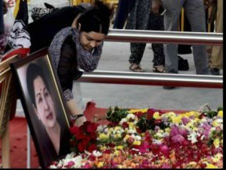 జయలలిత పోలికలు రాజకీయాల్లో ఆమెకు కలిసివస్తాయా, శశికళ వల్లే జయకు దూరమయ్యాం