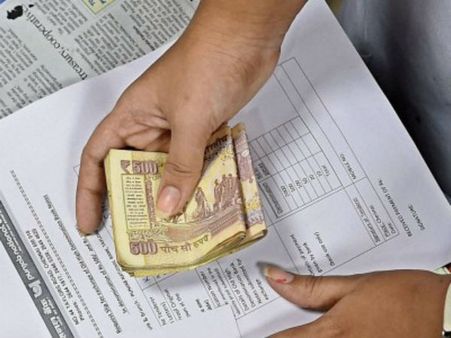 నోట్ల రద్దు: నేటితో ముగియనున్న గడువు, ఇకపై ఆర్బీఐ వద్దకే!