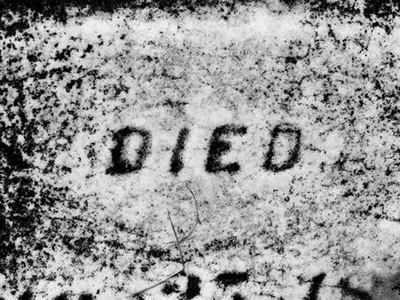 నగదు ఇవ్వ లేదని విరాళాలతో భార్య అంత్యక్రియలు నిర్వహించాడు