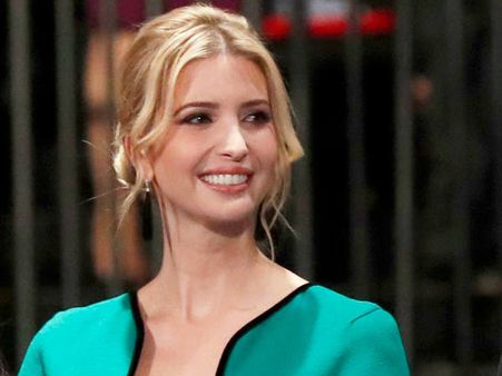 ట్రంప్ కుమార్తెకు పరాభవం : విమానం నుంచి ప్రయాణికుడి దించివేత