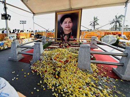 జయ సమాధి వద్ద వీరాభిమాని పెళ్లి: అమ్మ అంటే ! (వీడియో)