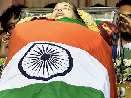 'జయలలితకు గుండెపోటు ఊహించలేదు, ఆనవాళ్లే కనిపించలేదు'