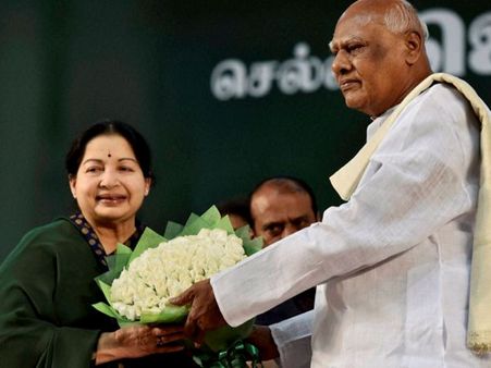 జయలలితకు ఆ ఐఏఎస్ ను రోశయ్య పరిచయం చేశారంట !