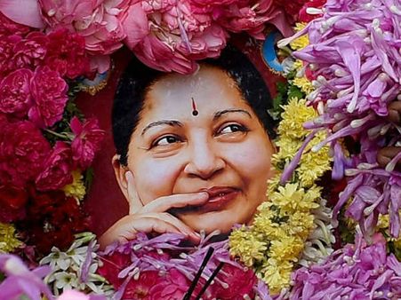 జయలలిత ఆత్మ ‘ప్రేతాత్మ’అయ్యి తిరుగుతుందంట !