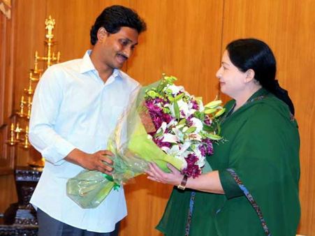 దటీజ్ జయలలిత! ఎన్నైనా..: జగన్, 'అమ్మ' వారిని నమ్మేవారు కాదా?