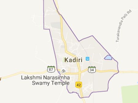 మహిళను వివస్త్రగా మార్చి చెప్పులతో దాడి!!