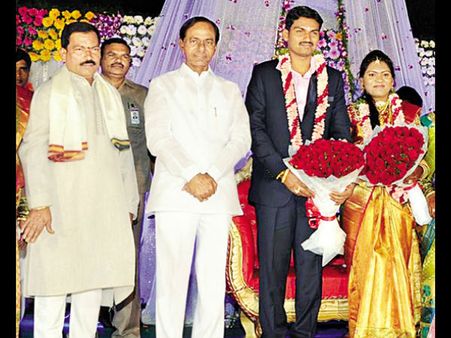 అటెండర్ కొడుకు పెళ్లికి హాజరైన సీఎం కేసీఆర్