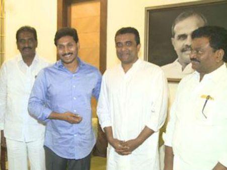 కాంగ్రెస్‌కు షాక్: జగన్ పార్టీలోకి మాజీ సీఎం మనవడు!