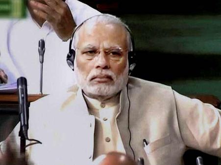 సభకు మోడీ: నోట్ల రద్దు కుంభకోణం కాదని వెంకయ్య, వార్దాపై చర్చ