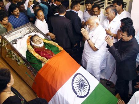 మోడీ రాగానే ముఖ్యమంత్రి, శశికళ కన్నీరుమున్నీరు, భుజం తట్టిన ప్రధాని