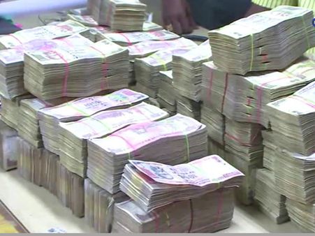 నోట్లు మారుస్తున్న మావోలు: 12లక్షలు సీజ్, ఇద్దరి అరెస్ట్