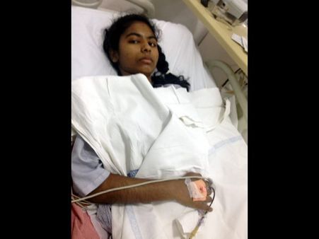 భవనంలోకి వచ్చిన దుండగులను ఎదిరించి ప్రశ్నించి, ప్రాణాల మీదికి తెచ్చుకొంది