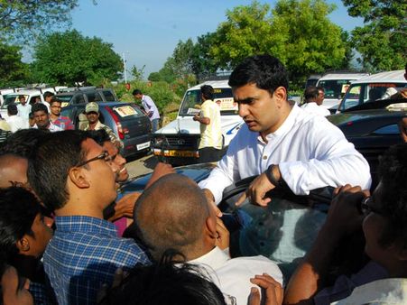 లోకేష్ కాన్వాయ్‌లో అపశృతి: పల్టీలు కొట్టిన కారు, ఎమ్మెల్సీకి తీవ్రగాయాలు