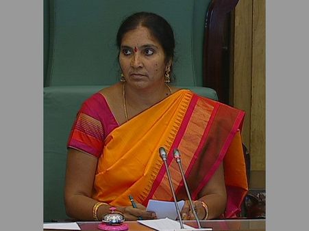 తప్పిన పెనుప్రమాదం!: సేఫ్‌గా బయటపడ్డ పద్మాదేవెందర్ రెడ్డి