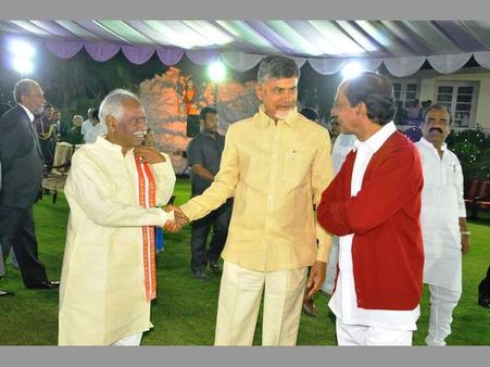 ఇద్దరు చంద్రులు సెల్ఫీలు దిగారు,విందు ఆరగించారు, నవ్వులు పూయించారు