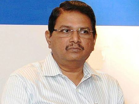 తమిళనాడు రాష్ట్ర ప్రభుత్వ ప్రధాన కార్యదర్శి పి.రామ్మోహన్ రావు జయకు అత్యంత ఆప్తుడు