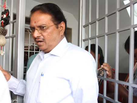 కుట్రకు బలై.. మీడియాకు భయపడుతూ..: ఏడుస్తూ రామ్మోహన్ రావు భార్య!