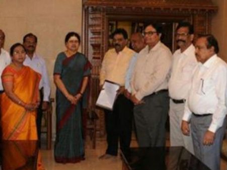 ఎంత ధైర్యం: శశికళలను కలుస్తారా , గవర్నర్ నోటీసులు