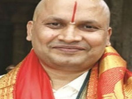 వంద కోట్ల నగదు: అతను జయ కోసం అపోలోకు ప్రసాదం తెచ్చాడు