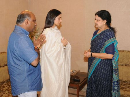 శశికళను కలిసిన అతిలోక సుందరి శ్రీదేవి: రహస్యంగా ?