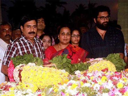 పన్నీర్ సెల్వంకు ఎంజీఆర్ ఫ్యామిలీ మద్దతు: శశికళకు షాక్