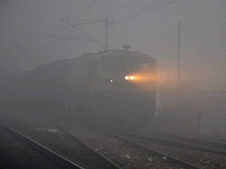 రైలు మరుగుదొడ్లో రద్దు చేసిన నాలుగున్నర లక్షల నగదు