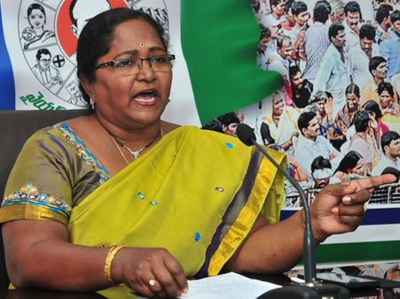 పార్టీ మారిన కల్పనకు షాక్: వైసీపీని వీడమంటున్న స్థానిక నేతలు