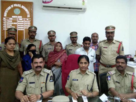 వివాహేతర సంబంధానికి అడ్డుగా ఉందని భార్యను హత్య చేశాడు