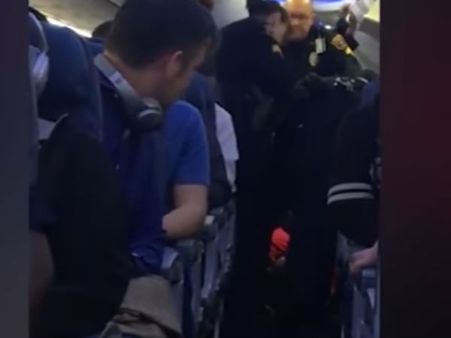 షాక్: మహిళను విమానంలో ఈడ్చేశారు(వీడియో)