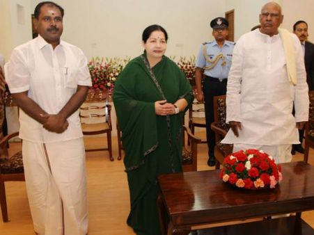 శశికళ కోసం మంత్రి పదవి త్యాగం: జయలలిత ఓటర్ల దెబ్బతో !