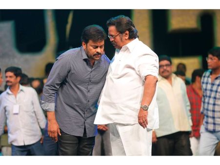 చిరంజీవి-దాసరి స్నేహం, మారుతున్న ఈక్వేషన్స్: అసలేం జరుగుతోంది?