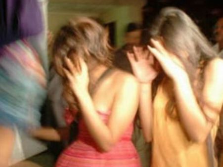 వ్యభిచార గృహాలపై పోలీసుల దాడులు: నిర్వాహకుల అరెస్ట్