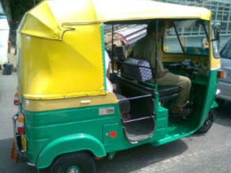 ఆటోతో ఢీకొట్టి మహిళను ఈడ్చుకెళ్ళిన ఆటో డ్రైవర్, ఆమె ఏం చేసిందంటే?