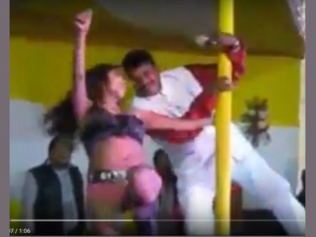 శవయాత్రలో బికినీ డ్యాన్సర్లతో స్టెప్పులు!.. వాళ్లలా స్టెప్పులేస్తుంటే!