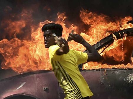 చెన్నైలో పెట్రోల్ బాంబులతో దాడి, మహిళా పోలీసులను లోపలపెట్టి !