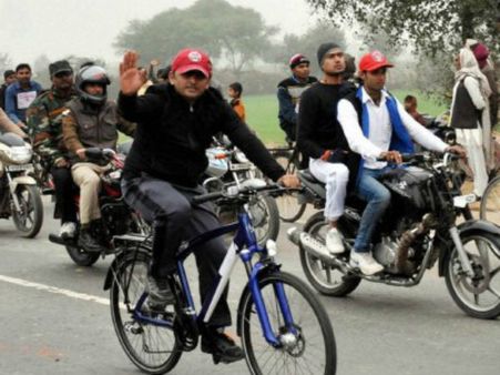 'తండ్రీ కొడుకులు' మళ్ళీ ఒక్కటికానున్నారా,'అమర్' కు చెక్ , సైకిల్ ' అఖిలేష్ కేనా