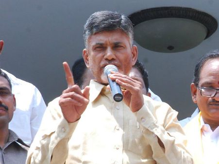 ఫ్రీజోన్.. అమరావతిలో ఇక ఉద్యోగాలు: బాబు సభలో మిస్ ఫైర్, కానిస్టేబుల్ మృతి